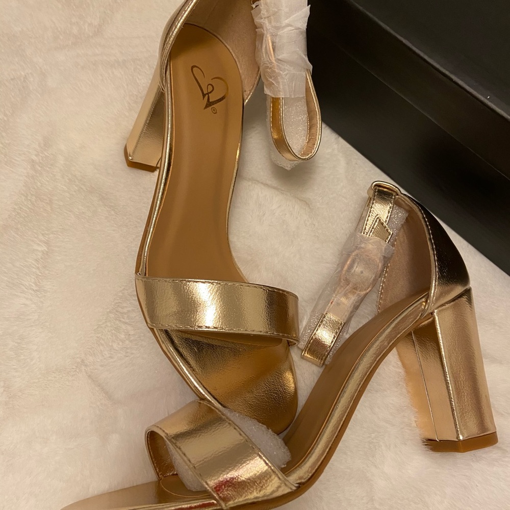 Gold block heels 👠